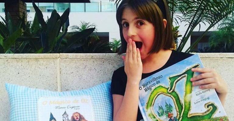 Menina cria canal no Youtube para indicar livros infantis