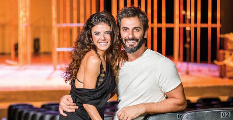 Sucesso na novela das 9, Flávio Tolezani demonstra sintonia com a amada, Natalia: “Nosso filho é o teatro”