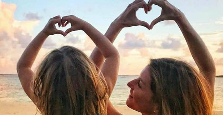 Com a filha, Gisele Bündchen reflete sobre o Dia da Mulher: “Mais respeito”