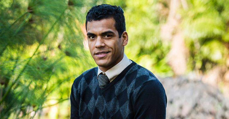 Marcello Melo Jr. queima a mão em brincadeira com vela nos bastidores de ‘Tempo de Amar’