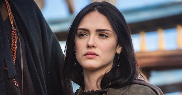 Isabelle Drummond mostra habilidade e talento em aula de balé