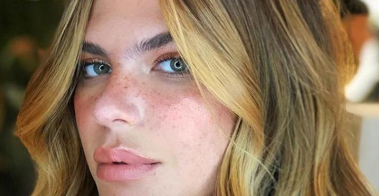 Mariana Goldfarb exibe novo visual com os fios loiros