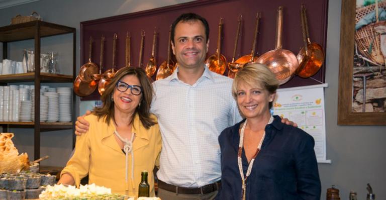 Restauratrice Lourdes Bottura festeja conquista ao lado do filho