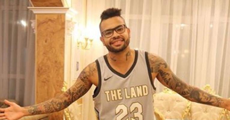 Dentinho mostra as filhas vestidas de princesas na sala de sua luxuosa mansão