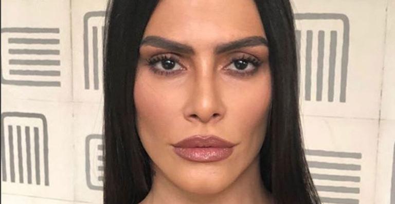 Cleo Pires sofre com fios rebeldes após cortar franja