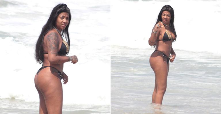 Ludmilla exibe sua boa forma em dia na praia