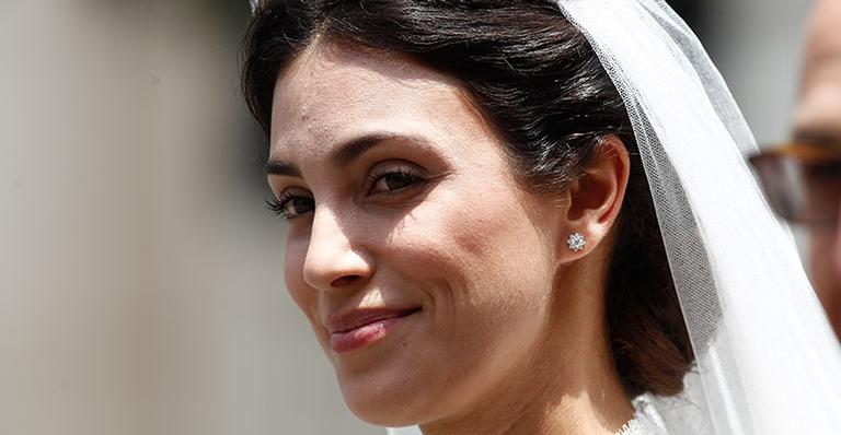 Modelo sobe ao altar com príncipe alemão usando tiara avaliada em R$ 8 milhões