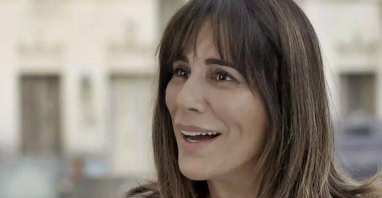 Aos 54 anos, Gloria Pires posa de biquíni e exibe suas curvas