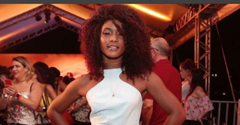 Érika Januza aparece irreconhecível com os cabelos lisos chapados em foto