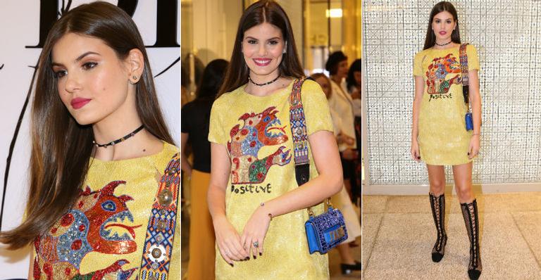 Camila Queiroz aposta em bota de 5 mil reais para evento fashion
