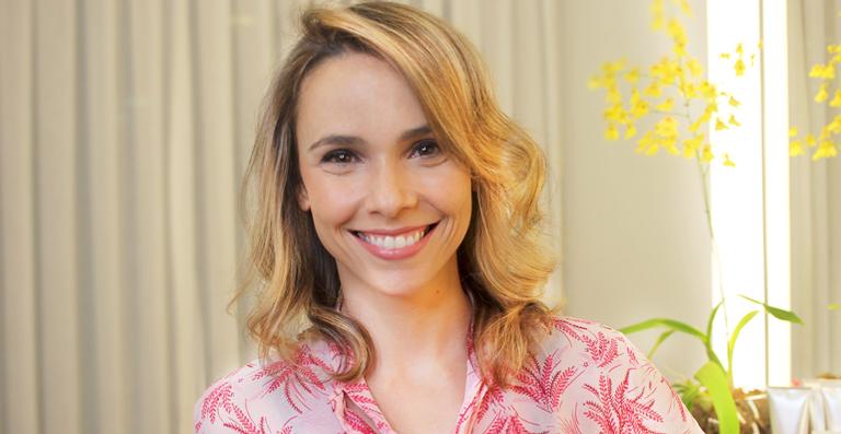 Os cuidados de Débora Falabella com o cabelo loiro