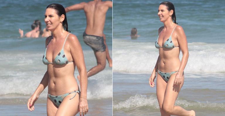 Aos 43 anos, Glenda Koslowski exibe boa forma na praia