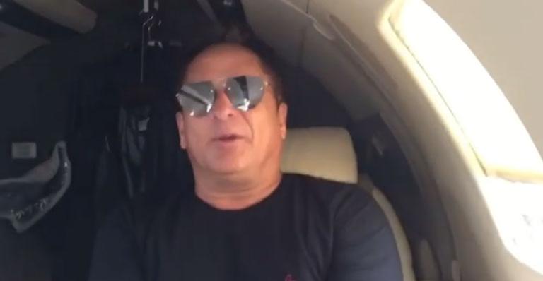 Cantor Leonardo reúne os quatro filhos em jatinho particular e brinca: ‘A creche do papai’