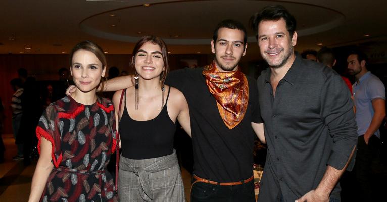Antônio, filho de Murilo Benício e Alessandra Negrini, assume namoro com filha de Laura Wie