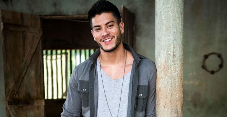 Arthur Aguiar fala sobre seu personagem e casamento com Mayra Cardi
