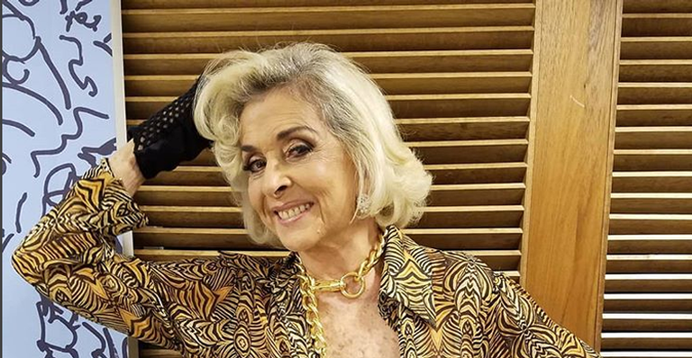 Aos 76 anos, Betty Faria aposta em decote e ganha chuva de elogios
