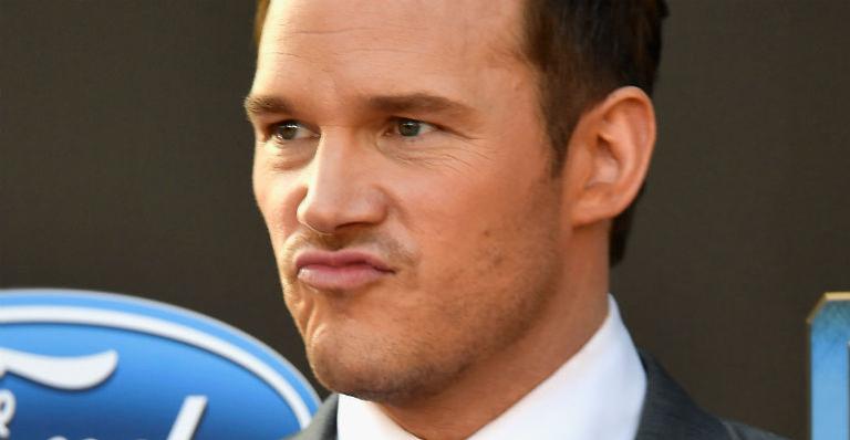 Chris Pratt chega ao Brasil e fica travado no trânsito