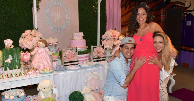 Roberta Almeida recebe os irmãos, Rafael Almeida e Tânia Mara, em chá de bebê