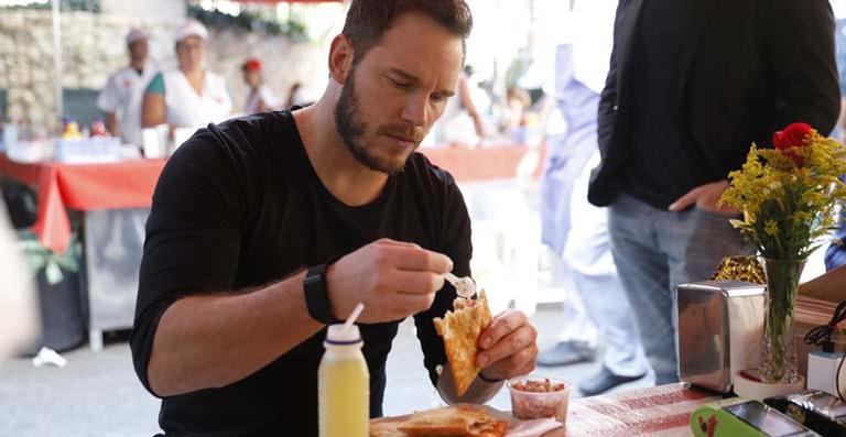 Depois da feijoada, Chris Pratt experimenta o pastel de feira