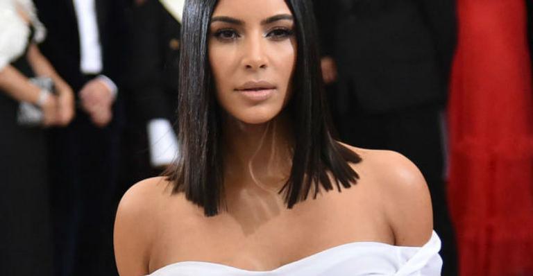 Kim Kardashian posa nua para divulgar sua nova fragrância