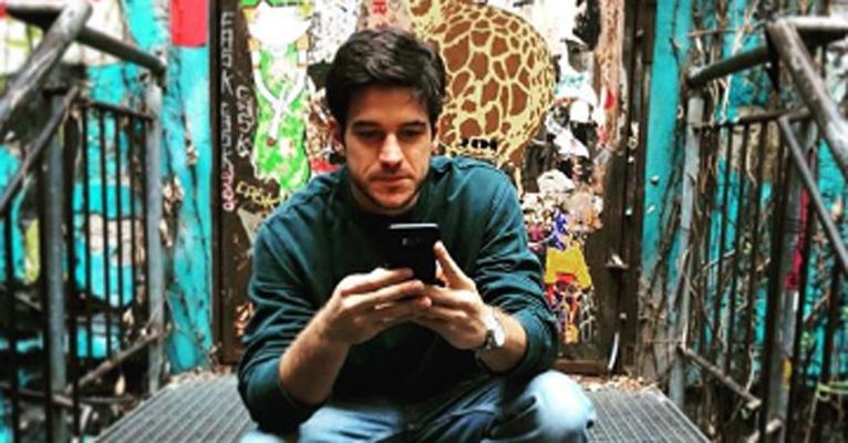 Após rescindir contrato com a Globo, Marco Pigossi curte férias na Europa
