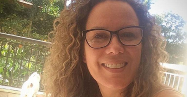 Após completar 50 anos, Regina Volpato posa de biquíni e sem filtro