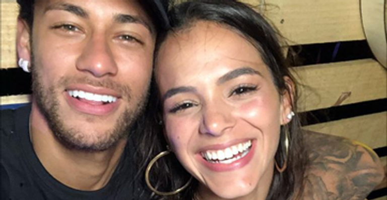 Neymar e Bruna Marquezine deixam os Estúdios Globo e trocam carinhos em helicóptero