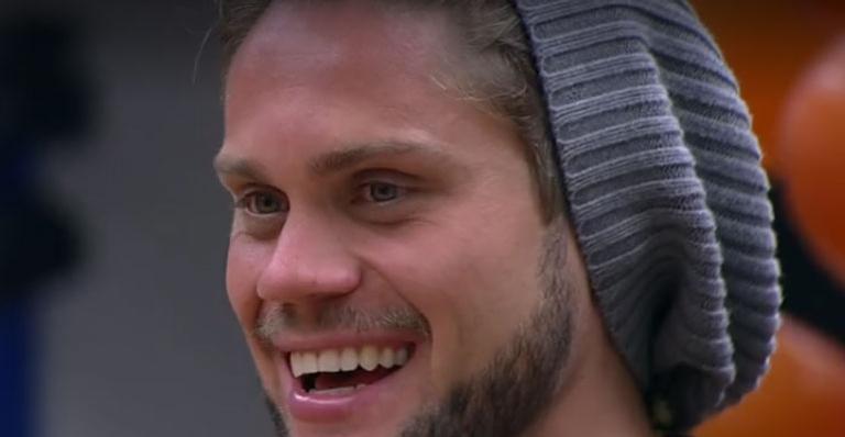 BBB18: Breno ganha festa surpresa e Paula brinca: ‘Pensa num velho que tem disposição’