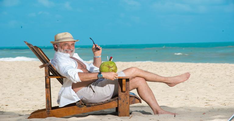 No ar em ‘Orgulho e Paixão’, Oscar Magrini relaxa nas belas praias do Ceará
