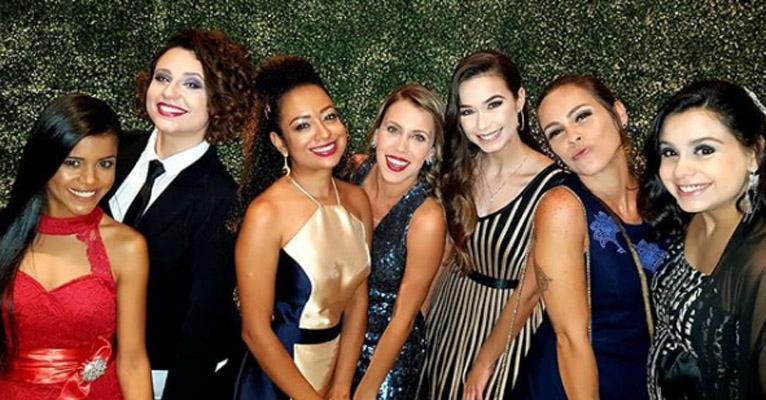 Ex-Chiquitita se casa e reúne ex-colegas de elenco em cerimônia emocionante
