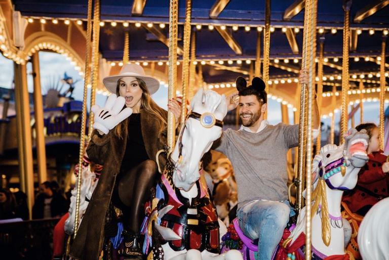 Flávia Viana curte viagem aos EUA ao lado do marido
