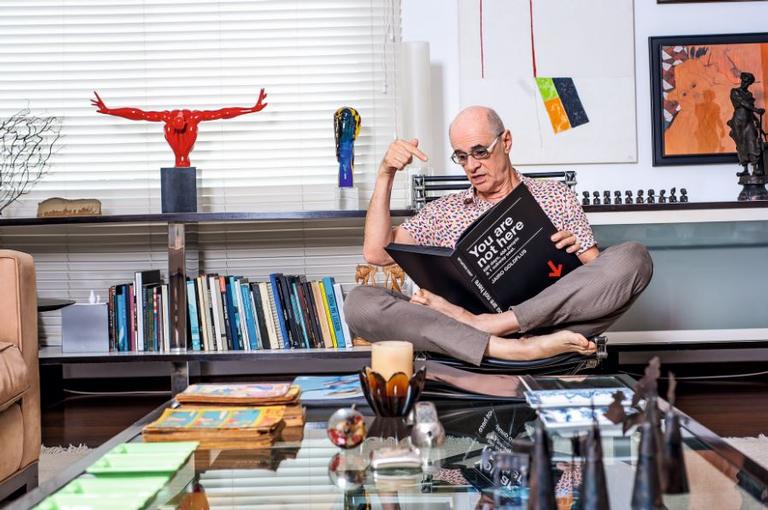 EXCLUSIVO em CARAS: Marcos Caruso abre seu apartamento em São Paulo e celebra a família
