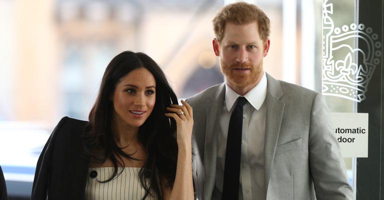 Com vestido de 7 mil reais, Meghan Markle participa de evento juvenil com Príncipe Harry