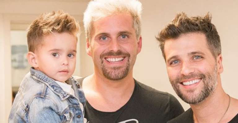 Bruno Gagliasso posa com sobrinho e semelhança impressiona fãs