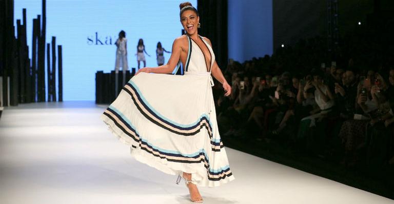 Atacando de modelo, Juliana Paes capricha no decote e dá um show na passarela
