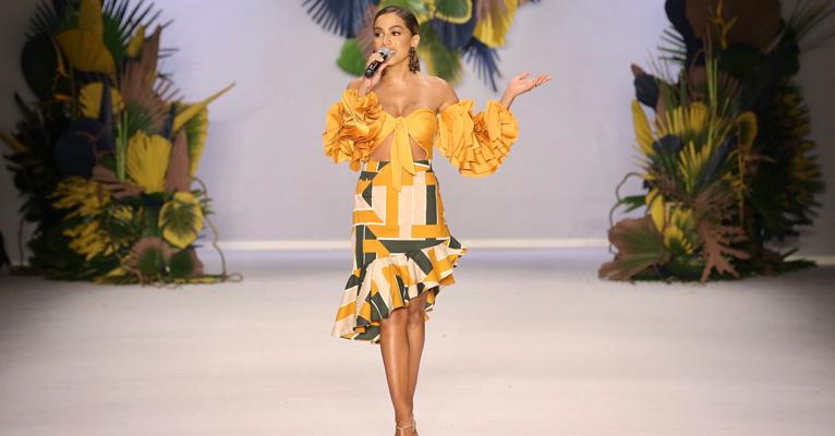 Com look exuberante, Anitta canta e desfila na passarela da SPFW