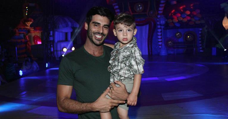 Fofura! Anderson Tomazini, o Xodó, vai ao circo com o filho pequeno