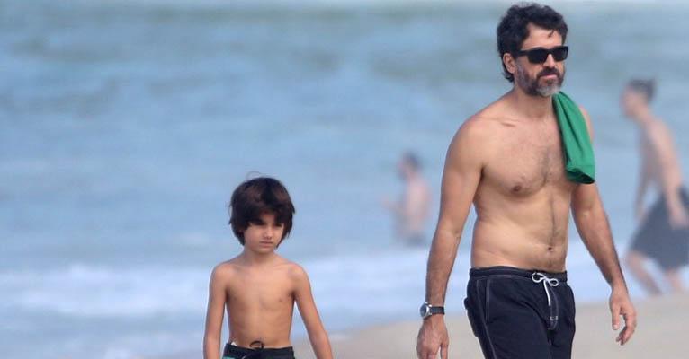 Em rara aparição, filho de Eriberto Leão joga bola na praia com o pai