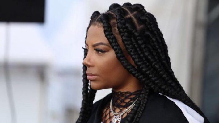 Ludmilla se aquece para aniversário rebolando no espelho e mostra empolgação para os fãs