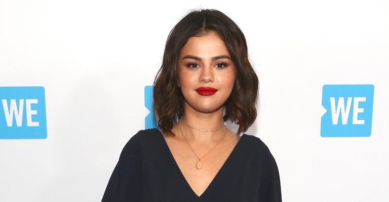 Selena Gomez raspa o cabelo e surpreende fãs com novo visual