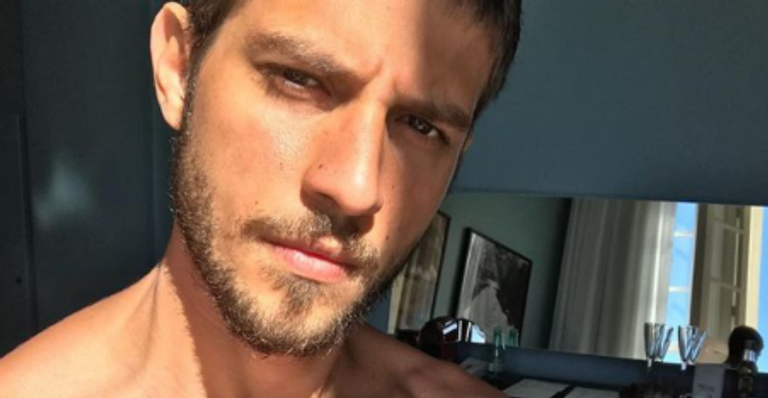 Chay Suede surpreende ao mostrar corpo musculoso para nova novela