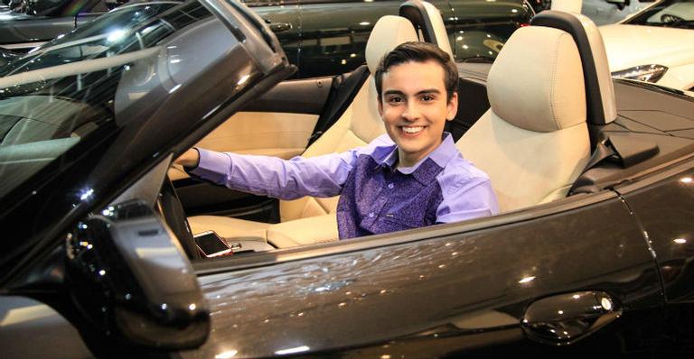 Aos 19 anos, Dudu Camargo compra carrão de luxo para passear nos finais de semana