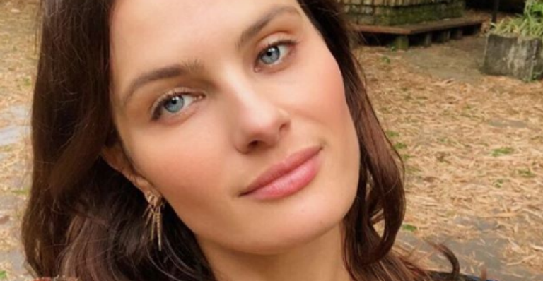 Isabeli Fontana posa de biquíni e exibe estrias: “Mulher de verdade”