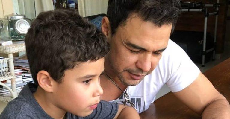 Zezé Di Camargo posa com o neto, José Marcus, e diz: “Já está um homenzinho”