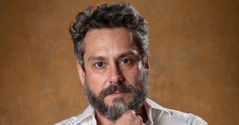Em foto antiga, Alexandre Nero aparece irreconhecível com traje típico gaúcho