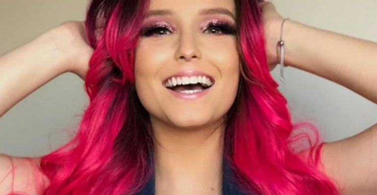 Larissa Manoela surpreende e aparece com o cabelo rosa!