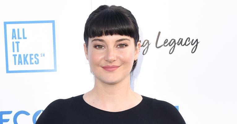 Shailene Woodley radicaliza no visual e aparece com franja curtinha