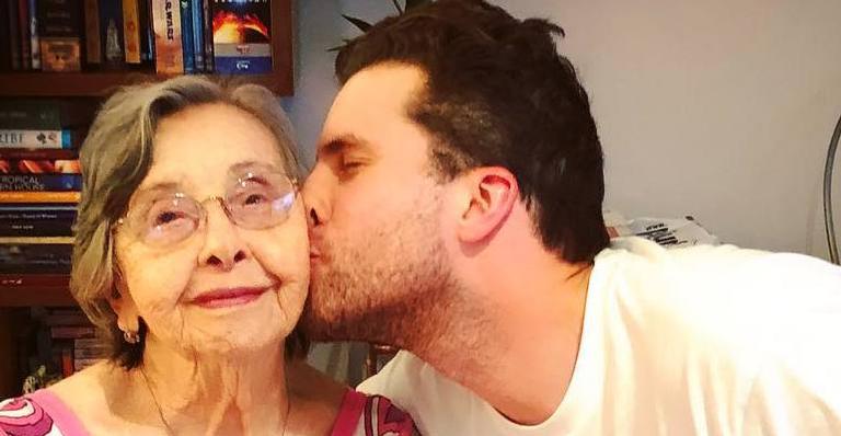 Thiago Fragoso faz declaração amorosa para avó e deixa fãs emocionados