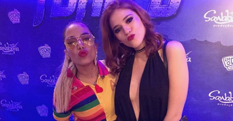 Ex-BBB Ana Clara vai até o chão em show de Anitta