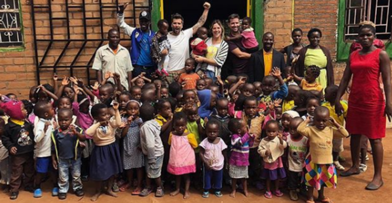 Giovanna Ewbank e Bruno Gagliasso visitam escola no Malawi